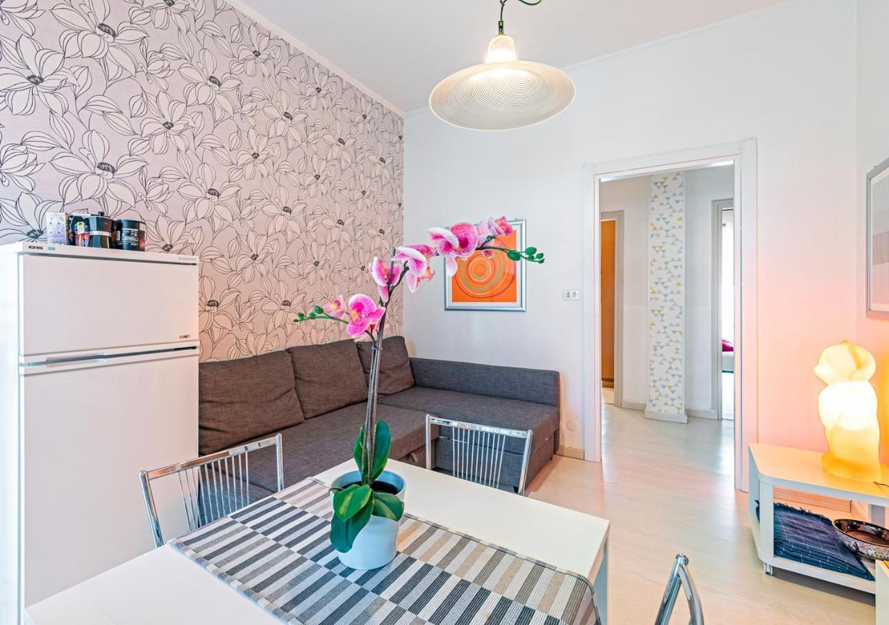 70's Lovers In Apartamento