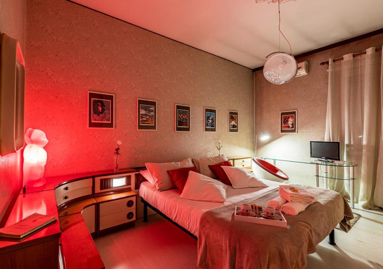 70's Lovers In Appartement *