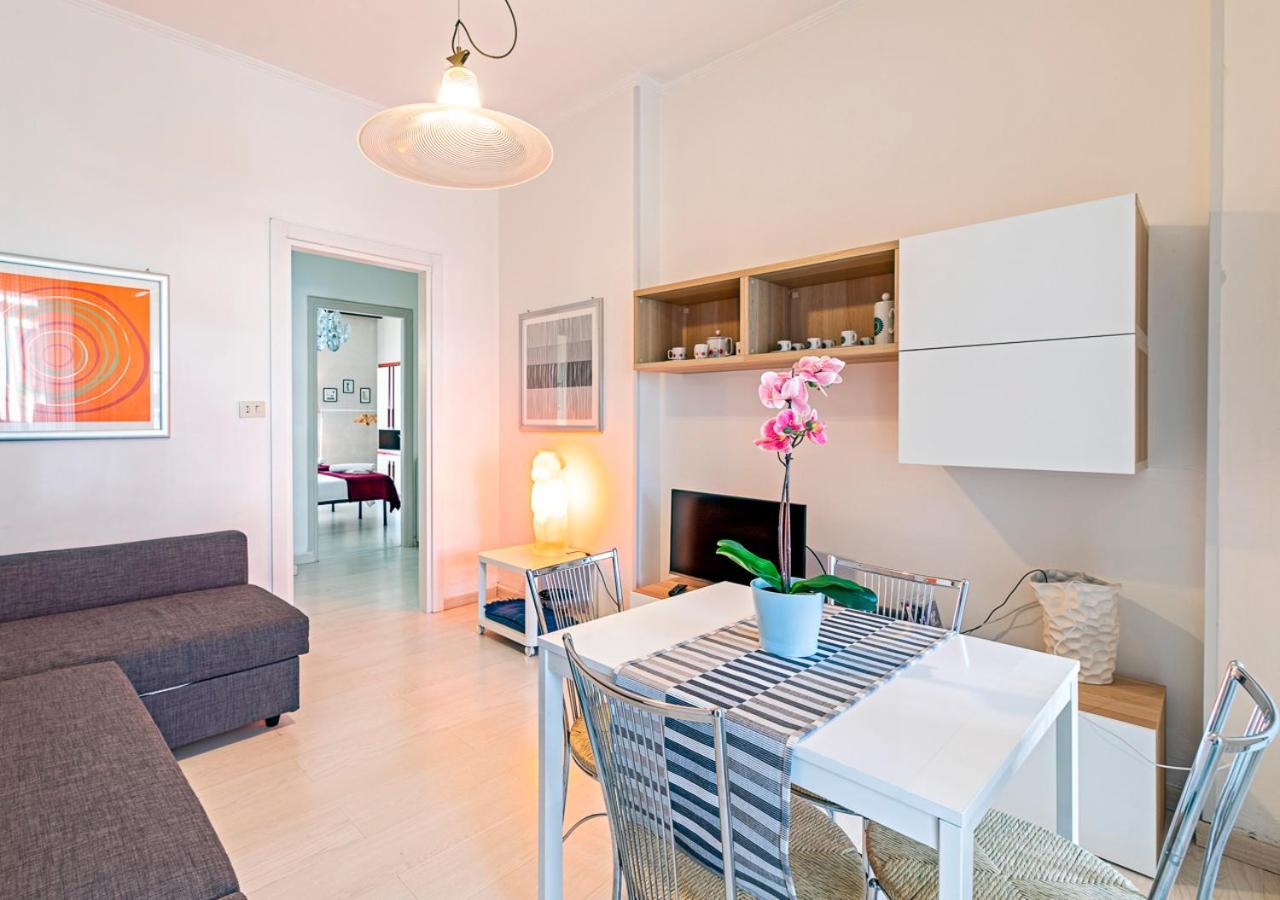 70's Lovers In Appartement Turin